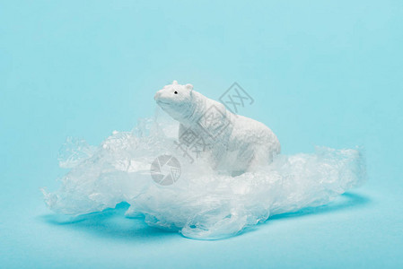 蓝背景环境污染概念塑料袋上的玩具北极熊与环境污染概图片