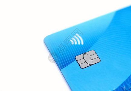紧贴蓝信用卡上面有芯片和白色背景背景图片