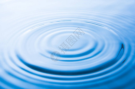 水滴落到水中产生波浪水图片