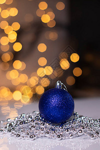 蓝圣诞舞会玩具在新年主题的金背景图片