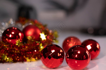 红圣诞舞会玩具在新年主题的黄背景图片