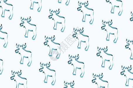 由蓝色背景上的银色驯鹿制成的图案圣诞节图片