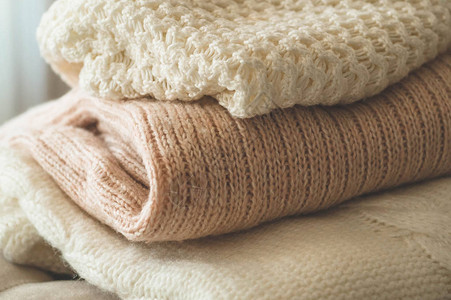 起居室内部一堆编织的毛衣秋冬舒适的概图片