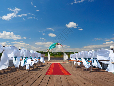 婚礼夏天的自然婚礼仪式结婚拱门俄图片