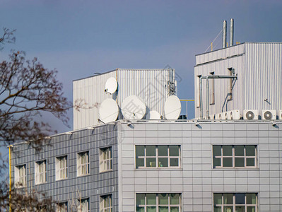 工业建筑屋顶上的卫星天线通讯系统电信设备电视通讯系统互联通文本的地背景图片