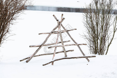 雪原上的木结构图片