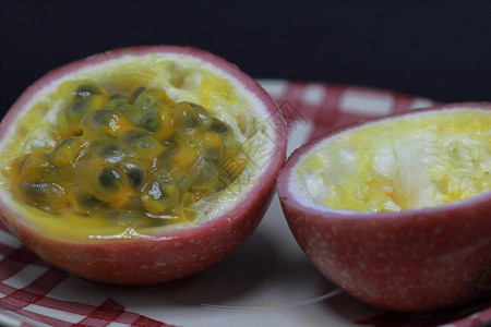 百香果的孤立宏观照片显示多汁的内容水果是一种pepo图片