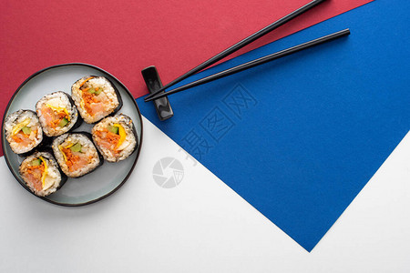 靠近盘子的筷子的顶部视图背景图片