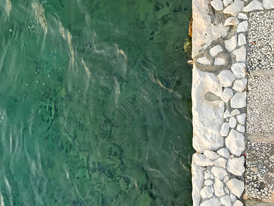 海滩上的纹理岩石图片