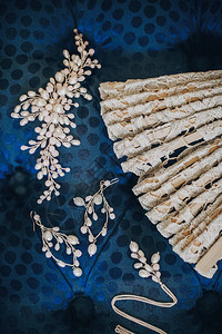 时髦的珍珠耳环项链发夹和古董风扇图片