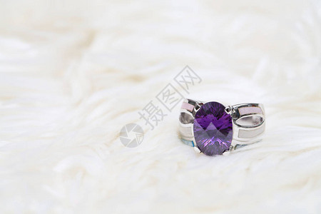 银戒指上的紫色宝石图片