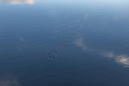 反映云层的水浪背景和纹理水波图片