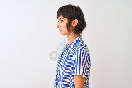 年轻漂亮的女人穿着蓝色条纹衬衫图片