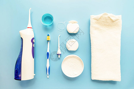 蓝色背景的口腔卫生牙科工具牙套牙刷牙膏和图片