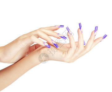 手拿着蓝色的法国丙烯酸指甲修指和白色背景图片