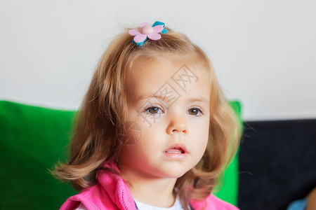 带理发和粉色背心的儿童肖像注意图片