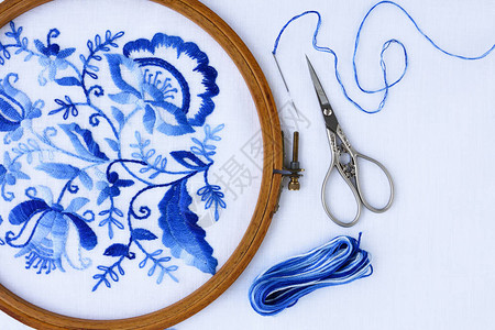 白背景的蓝花观赏饰物包括织物缝针和缝背景图片