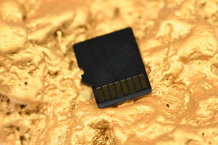 在黄金背景上隔离的SD内存卡Soft图片