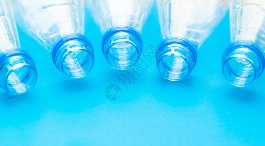 在坚实的蓝色背景的塑料瓶保护环境二次原料垃圾处理保护自然关于塑料危害的文章关图片