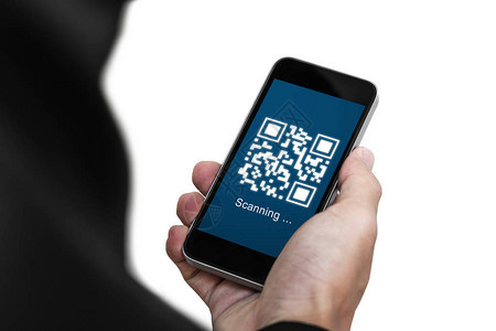 QR代码扫描付款和验证商人在屏幕上持有手机智能扫描图片