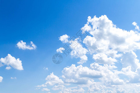 天蓝色的天空和云彩背景图片