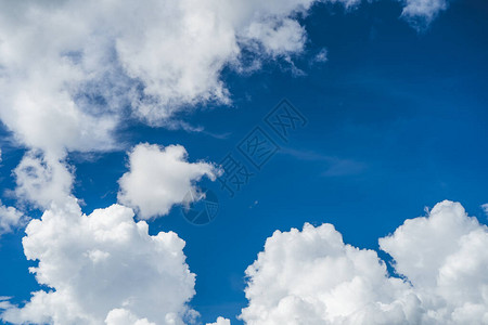 晴朗的蓝天背景背景的云彩图片