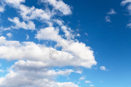 浅蓝色天空背景的美丽的白色软毛云复制空格info背景图片