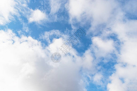 美丽的天空背景浅蓝色天空云彩图片