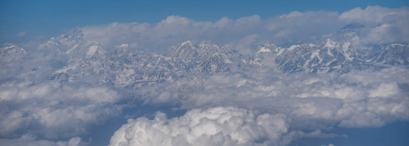 尼泊尔云层上的喜马拉雅山脉图片