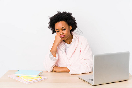 在家工作的中年非裔美国妇女感到悲伤和沉浸图片