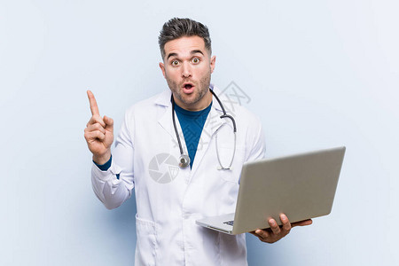 白人医生男人拿着笔记本电脑拥有一些伟大的想法图片