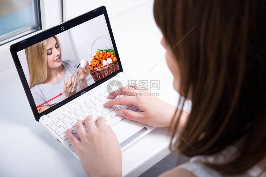 视频博客概念妇女观看笔记本电脑视频如何在家中画东图片