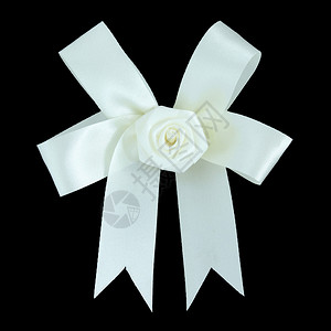 白色缎面礼品蝴蝶结丝带用剪切路径隔离在黑色上图片