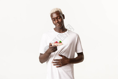高兴和快乐的非洲裔美国金发小伙美食家的肖像背景图片