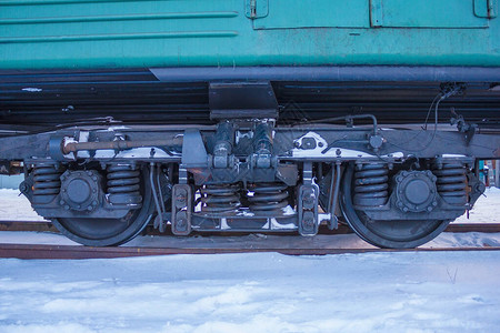仓库车站钢轨上火车轮的特写背景图片