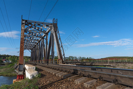老生锈的铁路桥图片