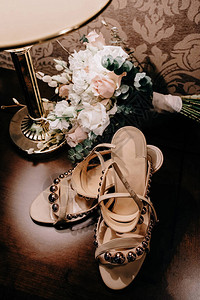 梳妆台上的婚礼时尚鞋图片