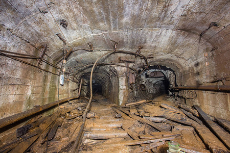 地下废弃的铝土矿石井隧道图片