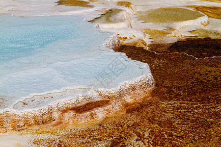 美国黄石公园猛犸温泉主露台的温泉和石灰华地层特写图片