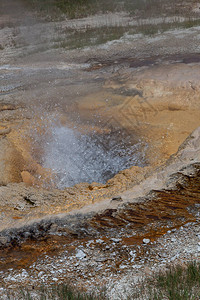 黄石公园的地面热通风口正在向空气中喷洒热水图片