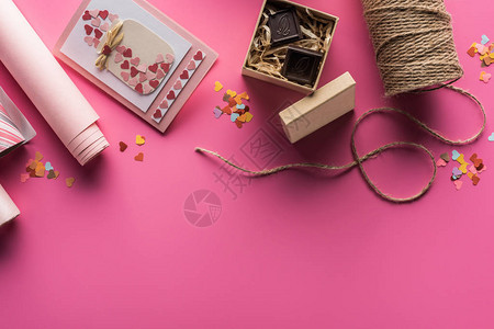 情人节装饰包装纸麻线巧克力礼盒粉红色背景贺图片