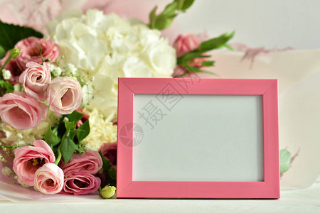 一束精致的玫瑰洋桔梗绣球花和相框花卡样机母亲节高清图片