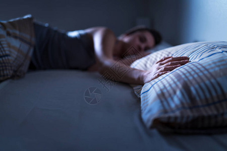 单身女人独自睡在家里的床上孤独的女士想念丈夫或男朋友手放在枕头上孤独不忠或心碎的概念分手或离婚后背景图片