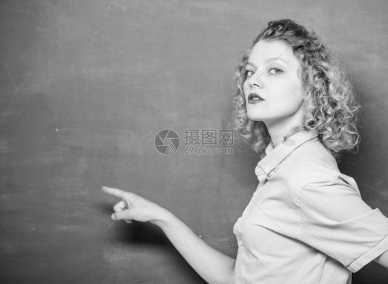 看这个知识日空的黑板信息教育学生活学校课上的女老师回到学校女人喜欢学习学生指着黑图片