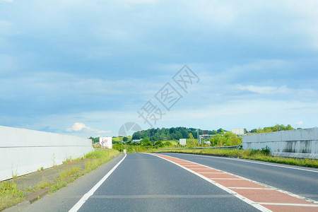 没有汽车或交通的空荡的道路图片