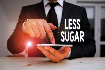 显示少糖的书写笔记在我们吃的任何食物或饮料中减少甜图片
