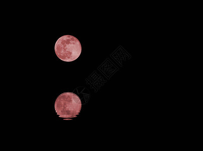 满红的月亮和黑夜海水的倒影图片