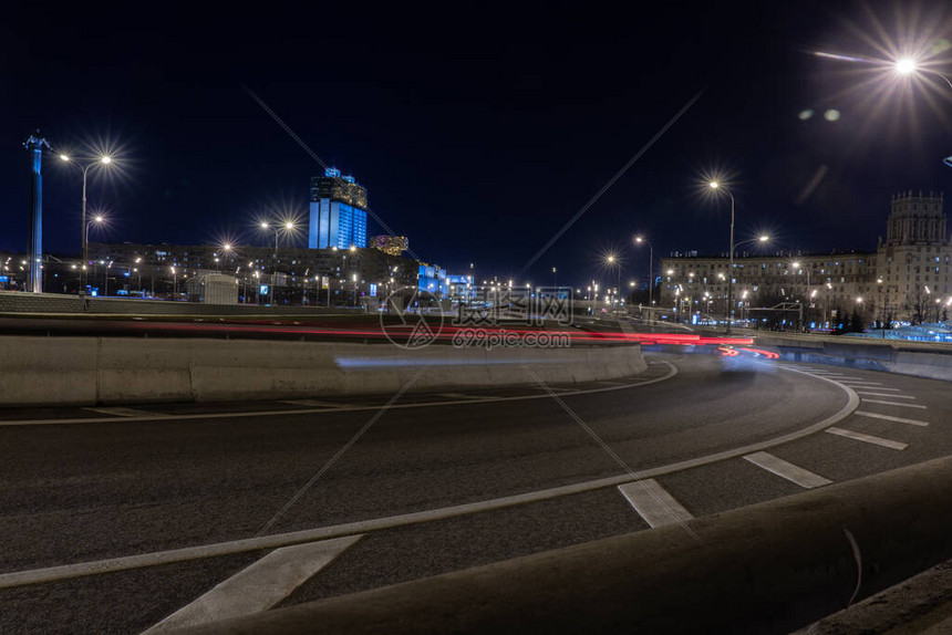 夜间城市公路交图片