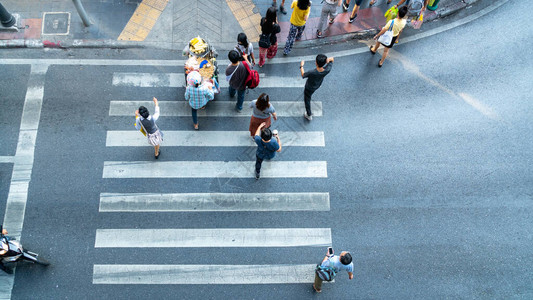 模糊人们正在穿过城市的人行横道背景图片