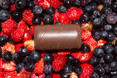 带巧克力的野生浆果蓝莓草莓图片